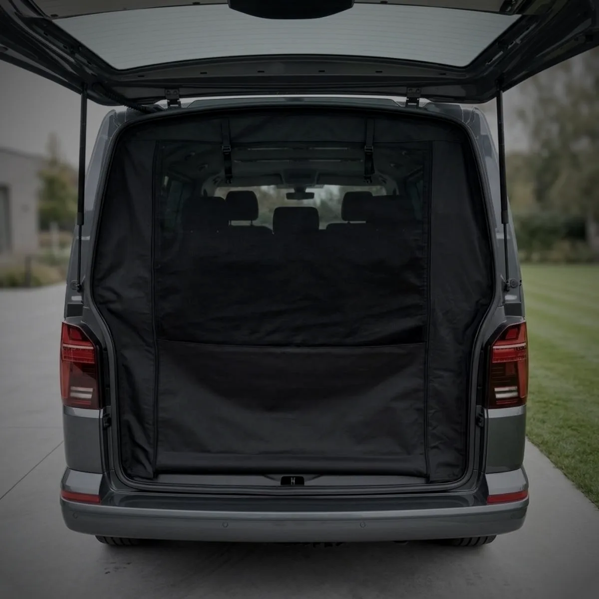 VEMOCA Premium Fliegennetz an der Heckklappe eines VW Transporters